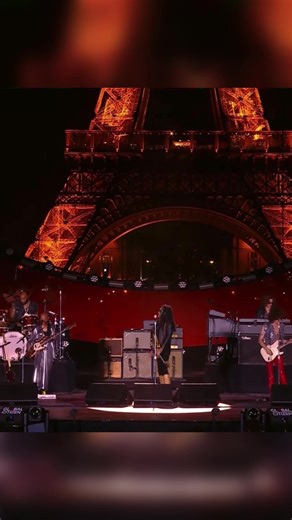 Lenny Kravitz Performs 'It Ain't Over 'Til It's Over' Live