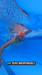 Une série INDISPENSABLE pour travailler ta rotation en crawl 🔃 3x 100m : ➡️ 100m crawl pb cuisses ➡️ 100m crawl pb genoux ➡️ 100m crawl pb chevilles Pensez bien à ouvrir les hanches et le buste à chaque coup de bras en gardant bien la tête fixe lors de cet exercice 👍 Ainsi vous enregistrerais la bonne rotation de corps à adopter dans votre nage !🏊‍♂️ #natation #crawl #triathlon #rotation | Apprentissage natation