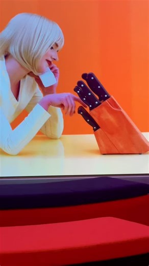 Gå på opdagelse i ‘Alex Da Corte - Mr. Dream’, som er en eksplosion af farver og popkultur 🧲💈🩸 Husk også, at vi i anledning af åbningen inviterer til Grand Opening Lounge den 9. oktober. En aften med artist talks, drop-in workshops og Pink Panther-drinks 🥂 Læs mere her: kunsten.dk/da/GrandOpeningLounge Værker: © Alex Da Corte, courtesy of Alex Da Corte studio. Udstillingen er lavet i samarbejde med Louisiana Museum of Modern Art | Kunsten Museum of Modern Art Aalborg