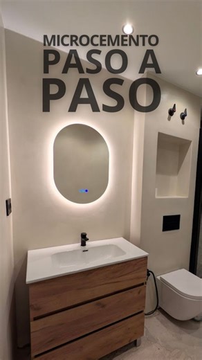 David Fdez on Instagram: "APLICAR MICROCEMENTO PASO a PASO 👷🏻‍♀️ El paso a paso de aplicar microcemento en un baño. En mi caso tenía azulejos y pladur, y sí, se puede aplicar encima de ambas superficies sin ningún problema. Y sí, se puede aplicar en baños y cocinas también sin ningún tipo de problema, incluida la ducha. Yo he utilizado el KIT DE MICROCEMENTO DE BAÑOS Y COCINAS PARA SUPERFICIES NO ABSORBENTES (porque lo he aplicado en el baño encima de azulejos y del pladur hidrófugo.) de la ma