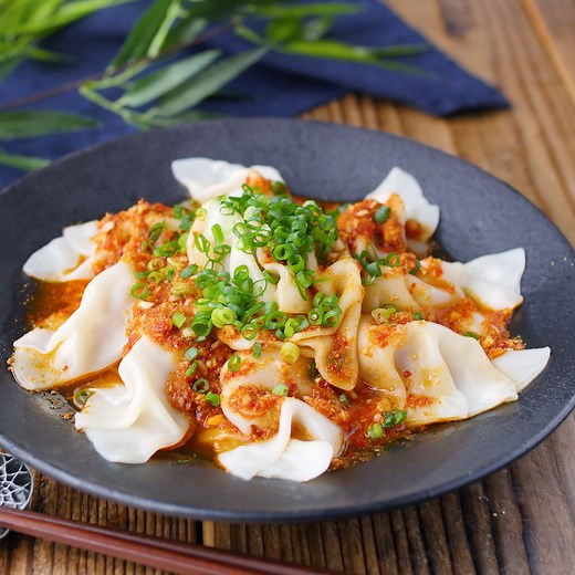 食欲そそる。香味ラー油だれの水餃子 - macaroni