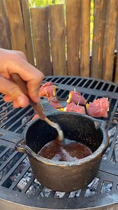 Rollitos agridulces 🤯, una receta que rompe todos los moldes traida por recetardas Van a necesitar: 🐮 tiras finas de carne (usamos picanha) 🥭 mango 🐽 panceta 🍯 miel 🌶 especias picantes 🧀 Mozzarella Castelar 🌱 Semillas de sésamo Esta bueno que cada uno defina el punto de cocción pero les aconsejo esperar a que caramelicen y que se vuelvan un poco crocantes 🔥💪🏻 #rollitos #carne #mozzarella #recetas #economico #express #faciles #simples #recetas #RecetasCastelar #Castelar #Quesos #Quesos