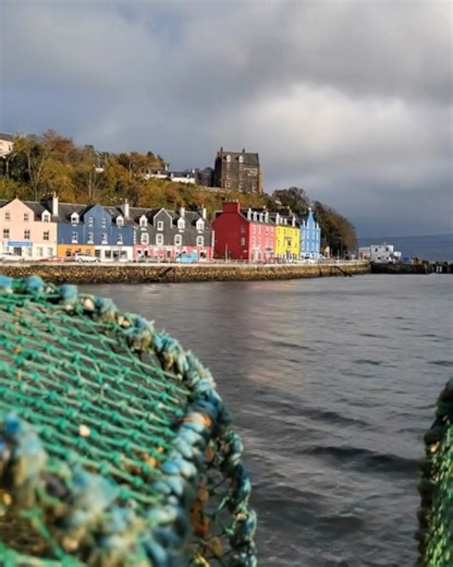 Tobermory, Isle of Mull, Scotland — a colourful waterfront village that feels like a living postcard. Calm seas, bright façades, and pure island charm. #scotland #fblifestyle #isleofmull #traveluk #naturelovers | Amazing Scotland