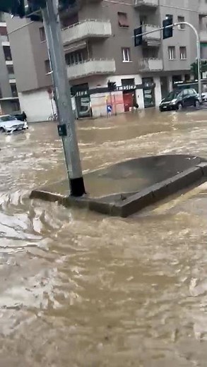Allagamenti a Milano: strade allagate e traffico in tilt per il maltempo, pioggia ed esondazioni