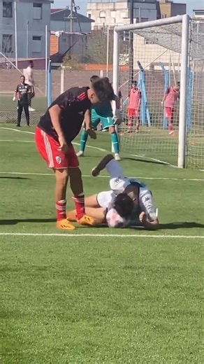 Reserva Académica on Instagram: "¡DE CABEZA A LA SELECCIÓN! ⚔️🇦🇷 Santino Báez, defensor categoría 2010, fue CONVOCADO por primera vez a la SELECCIÓN ARGENTINA Sub 16. Al igual que el goleador de su categoría, Roman González, entrenarán en el Predio Lionel Messi (Ezeiza) a partir de este miércoles. Después de un año de mucho aprendizaje, luego de la rotura de ligamentos y meniscos, nada más lindo que volver de esta manera… y como se ve en el video, este animal deja todo en cada pelota. ¡Un orgu