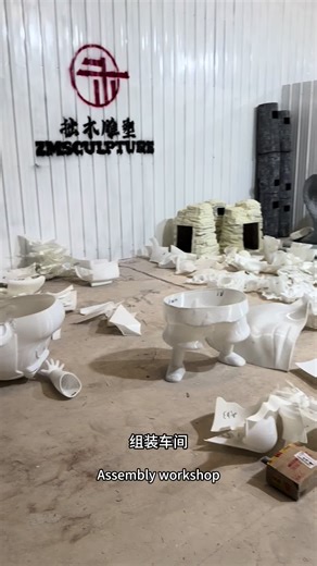 3D打印雕塑的忙碌组装过程