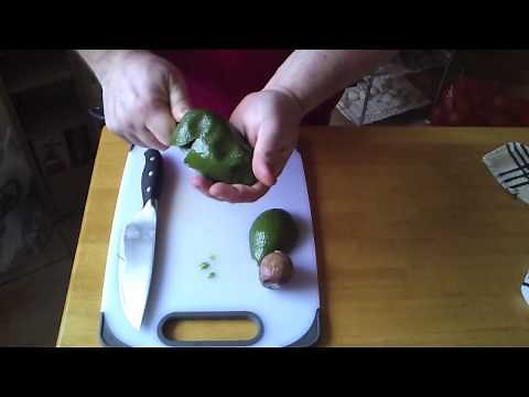 How to peel an avocado (the easy way)