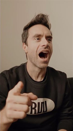 He did it again 🤦‍♂️😬🤣 #shorts #dadjoke #simpleplan #poppunk #funny