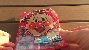 Conoces Anpanman? Por acá es hiper-famoso, no hay un niño que no lo conozca. Es el SUPER héroe hecho de Pan. Adorable chocolate en forma del personaje Anpanman. Casi Todos los personajes en una bolsa! Desde la NINJA! Suscripciones https://goo.gl/dnQcTJ #BFJFebrero #Anpanman #BoxFromJapan Música: Blue Wednesday Lavender Dreams https://soundcloud.com/bluewednesday/lavender-dreams | Box From Japan