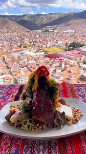 El Chiri Uchu es el plato bandera de la ciudad del Cusco que significa ají frío o picante frío en quechua, este potaje que data de la época de los incas y la colonia combina ingredientes de la costa sierra y selva del Perú, lo cual lo convierte en el plato estrella de la cocina cusqueña, debido a que está compuesto de algas marinas, huevera, cuy, gallina, charqui, morcella, papas, torreja de maíz, queso y rocoto. ¿Ya lo probaste? 🤤 ~ ⠀⠀⠀⠀⠀⠀⠀ Video 📷 @mixturainka_rest #sacredvalley #cuscoperu #