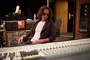 Regardez la lyric vidéo pour la version de Chris Cornell de Watching The Wheels de John Lennon