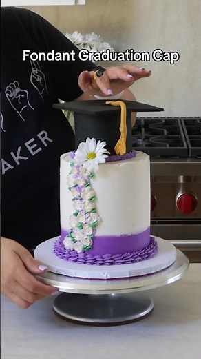Fondant Graduation Cap 🎓 #graduationcake #cakedecorating