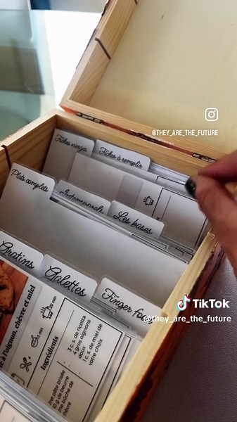 Organisateur de Menus de la semaine - Pour toute la famille Voici un outil pratique pour planifier vos menus hebdomadaires, tout en impliquant vos enfants dans la vie familiale et en les sensibilisant aux produits de saison. Comment fonctionne-t-il ? C’est l’automne ! 1. Je sors ma boîte de recettes d’automne, que nous avons décorée en fonction de cette saison. 2. Je décore mon semainier avec des magnets de saison. (Facultatif) 3. J’accroche mon poster des fruits et légumes de saison avec les ma