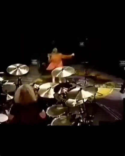 🔥 On this day — Jan 14, 1992: a legendary moment in GNR history! 🔥 During the Use Your Illusion Tour, Guns N’ Roses rocked the Nutter Center in Dayton, Ohio — but the night didn’t go exactly as planned. Mid-set, Axl Rose sliced his hand open on a jagged edge of his microphone stand during It’s So Easy and had to step offstage for medical attention while the band kept the energy alive. When Axl returned, what should’ve been a smooth comeback turned into classic rock-and-roll chaos: Axl thought 