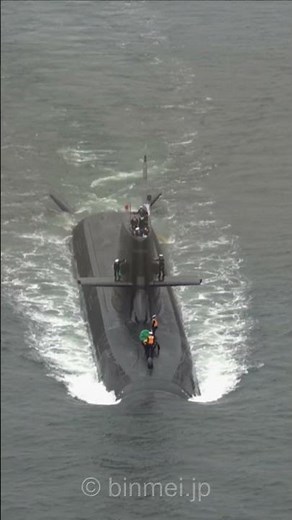 橋上より俯瞰で望む潜水艦 ・・・海上自衛隊最新鋭のたいげい型潜水艦 はくげい