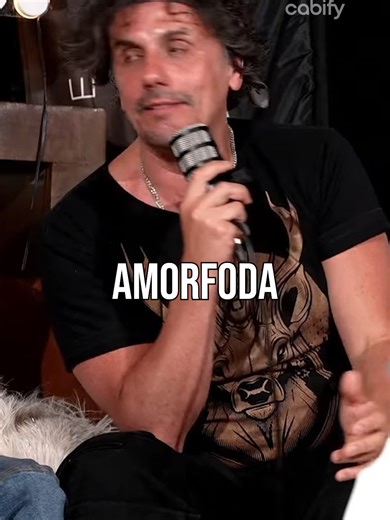 Sergio Lagos sorprendió a todos en el panel de Somos Cazás al confesar su fanatismo por el Conejo Malo. El animador contó que le encanta Amorfoda y que incluso se la aprendió completa en el piano. Un momento épico que demuestra que el estilo de Bad Bunny llega a todas las generaciones #somoscazás #cazásenviña #SergioLagos #BadBunny #Amorfoda #Viña2026 #Piano #FestivalDeViña