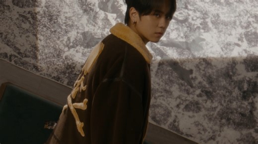 【特約分享】【MASTERMIND WORLD HONG KONG 與姜濤攜手合作 型格演繹FW25秋冬系列服飾】 一起走進MASTERMIND WORLD HONG KONG 與姜濤攜手打造的時尚世界，欣賞其身穿的FW25 MASTERMIND WORLD "DAYDREAM" 及mastermind JAPAN "nobility" 秋冬系列服飾，感受傾瀉而出的潮流魅力。 MASTERMIND WORLD HONG KONG Shop Address：香港銅鑼灣Fashion Walk 百德新街66-72號地下B 鋪 Shop B, G/F, 66-72 Paterson Street, Fashion Walk, Causeway Bay, H.K. 姜濤 Mastermind WORLD Official #mastermindjapan #mastermindworld #patersonstreet | ViuTV