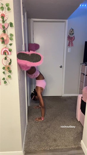 on some nights like thissss 🌷 #fyp #prettyinpink #lyrics #fakebody #naturalhair