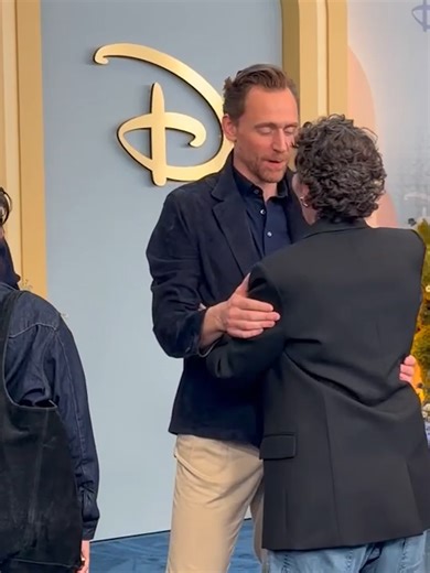 Tom Hiddleston shares a moment with Olivia Colman and Antoni Porowski at #disneyupfronts #tomhiddleston #oliviacolman #antoniporowski