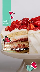 Torta Mansikkakakku Compota de Frutillas Ingredientes 400 gr Frutillas o fresas frescas (también se pueden usar frutillas congeladas) 100 gr Azúcar blanca unas gotas Jugo de limón Bizcochos Ingredientes 4 uni Huevos 160 gr Azúcar blanca común 1 cdta Esencia de vainilla 120 gr Harina 0000 (o la más refinada y sin leudante que consigas) 40 gr Almidon de maiz/ Maizena Crema Ingredientes 600 ml Crema de leche (fría) 100 gr Azúcar impalpable o azúcar talco 1 cdta Esencia de vainilla 330 gr Queso crem
