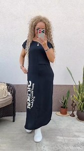 👗 Sukienka w jednolitym kolorze z nadrukiem liter – swobodna i uniwersalna ✔ Okrągły dekolt – klasyczny i wygodny do noszenia na co dzień ✔ Kieszeń z rozcięciem – praktyczna i stylowa w tym samym czasie ✔ Nadruk literowy – nowoczesne akcenty na prostym projekcie ✨ Idealne na relaksujące dni, spacery lub niezobowiązujące spotkania ze znajomymi! | Przytulny