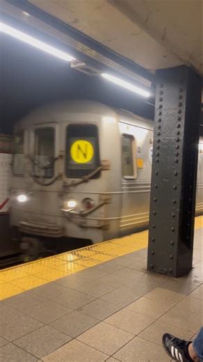 R46 (N) Train approaching Lexington Av