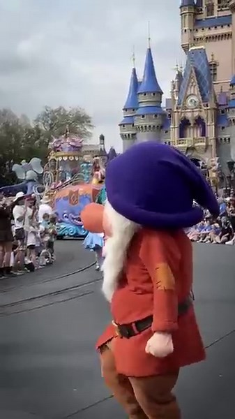 Snow White and the Seven Dwarfs. He’s so Grumpy:).#shorts#disney#snowwhite#grumpy#disneyparks
