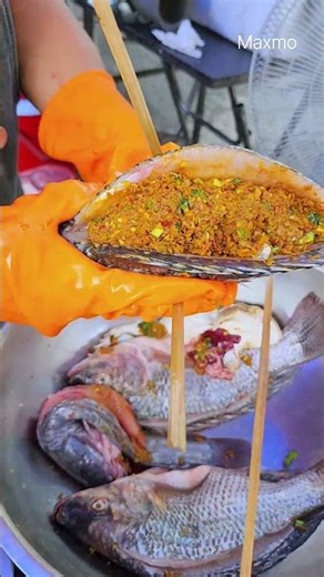 Packed with herbs! 🌿 Homemade Sai Oua curry paste—deliciousness guaranteed. #streetfood