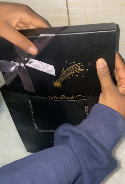 Vous êtes Burkinabè 🇧🇫🇧🇫 et vous recherchez un cadeau unique ? 🎁 Chez Allo Cadeau, nous vous proposons un ensemble personnalisé : bloc-note, bic et crayon, parfaits pour ceux qui veulent offrir ou s’offrir quelque chose de spécial et pratique. Ne laissez pas passer cette chance, disponible au Burkina Faso ! @Greg Burkimbila #AlloCadeau #burkinacadeau