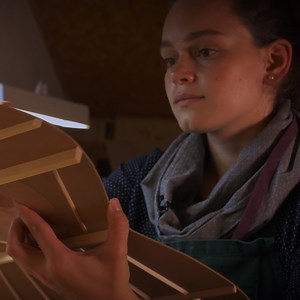 See how visionary luthier Lisa Weinzierl built the guitar behind the rich tones of PICKED NYLON. Discover more here: bit.ly/3mm1iY0 | MASCHINE