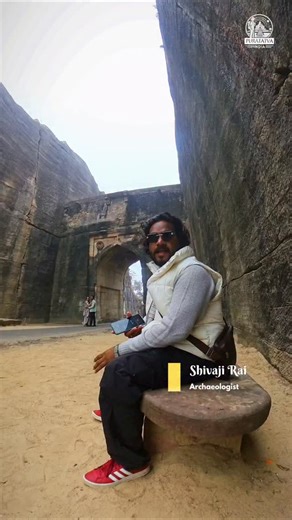 Kati Ghati: The Legendary Gateway of Chanderi Nestled in the ancient town of Chanderi, Madhya Pradesh, Kati Ghati is a breathtaking gateway carved directly into a massive hill rock. Towering at 10 meters high and 25 meters wide, this architectural marvel connects Bundelkhand and Malwa to Chanderi, offering an awe-inspiring entrance to the town. The origin of Kati Ghati is steeped in fascinating history. An inscription in Devanagari and Nashq scripts reveals that it was commissioned in 1480 CE by