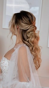 Weiche Locken, ein halb hochgesteckter Style und ganz viel Romantik Genau so sieht eine halboffene Brautfrisur aus, die sowohl elegant als auch modern wirkt! Ich weiß, ihr liebt diesen Look – besonders, wenn die Locken schön soft fallen und das Styling leicht und mühelos aussieht. Speicher dir den Look ab und folg mir für tägliche Tutorials & Tipps rund um moderne Brautstylings 💫 Wie gefällt dir dieser Style? #brautfrisur #brautfrisuren #brautfrisurandmakeup #hochzeitsfrisur #hochzeitsfrisuren
