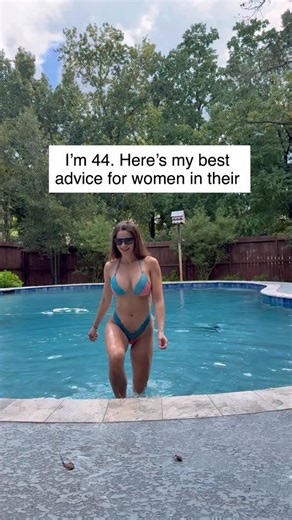 I turned 44 today, and after working with women over 40 for more than 15 years, this is one of the biggest things holding women back from real results. Trying to stay small. Chasing skinny. Living in that old 80s mindset of less food, more cardio, lighter weights. Here’s the truth. If you want to protect your bones, your metabolism, and your long term health, strength training has to be a priority. Most women don’t realize that hip fractures are one of the leading causes of loss of independence 