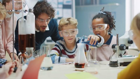 National Geographic Circuit Maker Kit - Electronics Kit for Kids with 120 Electrical Circuit Projects, Electric Circuit STEM Toy, Electronic Projects, Electrical Circuit Kit for Kids, Electricity Kit