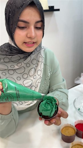 Tutorial of whipped cream on cupcake