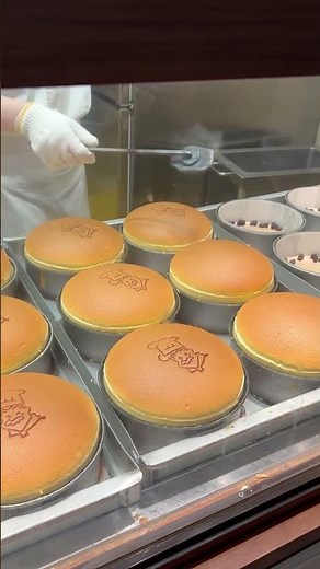 りくろーおじさんの店 焼きたてチーズケーキ デンマークから直輸入した豊かな味わいのクリームチーズを使用。各店舗のキッチンで1回に12個ずつ1日に 何回も焼き上げ。底にちりばめたレーズンにもこだりが。