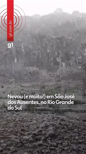 📍Rio Grande do Sul - Moradores da Serra do Rio Grande do Sul fizeram alguns registros que mostram a intensa queda de flocos de neve na manhã deste sábado (8). Chãos e carros ficaram cobertos de neve, e os termômetros da região chegaram a 0,4°C. De acordo com a Climatempo, o sábado deve ser de tempo instável e com pancadas de chuva nas regiões leste, nordeste e na Serra do Rio Grande do Sul, com chance de neve durante toda a manhã. Nas regiões oeste, Missões, noroeste e na Campanha, o tempo deve