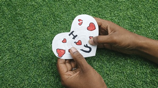 Creatieve zelfgemaakte wenskaart voor geliefden