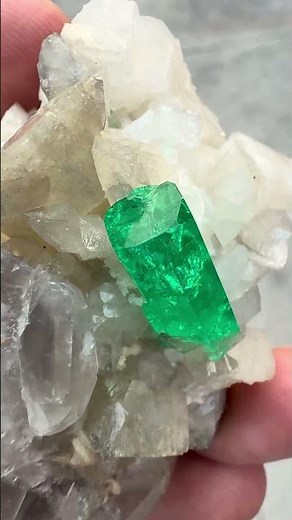 Beryl var. Emerald with Quartz - Colombia | Fine Art Minerals | Emerald | Specimen |