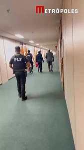 Um homem foi detido dentro do Congresso Nacional, após ser flagrado aos berros, xingando deputados e servidores, nesta terça-feira (18/11), na Câmara dos Deputados. Um vídeo obtido pela coluna mostra o homem sendo conduzido por três policiais legislativos, enquanto discute com um dos agentes. Em certo momento, ele chama um dos agentes, que está de terno, de “vagabundo”. Manda o homem calar a boca e prossegue nos xingamentos. O servidor desfere um tapa no rosto do homem e o contém. A seguir, os o