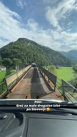 Zala Fendre | Izleti & potovanja ✈️ on Instagram: "Lani sma si sposodla van pri @kamper_van_marta in šla med potepanjem po Sloveniji prvič na avtovlak! 🤗 Malo drugačen način kako prit iz Posočja na Gorenjsko in lahk rečem, da je blo to res dobr zapravljenih 23 € (za avto pride manj). Med vožnjo ostaneš kr v avtu, ne greš v vagon. Je pa res, da gre za vstop na avtovlak po principu kdor prvi pride, prvi melje, tk da ne morš bit čist zihr, da boš prišu gor, dokler ne vidiš kaka je situacija na lok