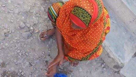 女性はかつて、伝統的な慣習である「女性性器切除(FGM/C)」をおこなう施術師でした。しかし、正しい知識を得た今、女性はその行為を後悔し、女性器切除の有害性を啓発する活動を率先して行うとともに、助産師となり新しい命を取り上げています。 ＊ ＊ ＊ 2月6日は「#女性器切除の根絶のための国際デー」です。 女性性器切除(#FGM/C)とは、アフリカや中東などで行われている、女性の性器の一部を切除してしまう慣習で、処置を受けた女の子や女性は、出血が続き、感染症や不妊、死のリスクにさらされます。女子と女性の人権侵害であるとともに、健康面及び精神面で長期的な影響を及ぼす悪しき慣習です。 ユニセフは、UNFPA（国連人口基金）とともに、FGM/C根絶に向けた世界的プログラムを推進しています。FGM/Cの慣習を根絶するために、各国政府、コミュニティ、宗教指導者、その他多数のパートナーなど、あらゆるレベルの関係者と協力して活動しています。 そして今、世界中で、FGM/Cの根絶に向けた機運が高まっています。ユニセフやUNFPAがFGM/Cの根絶に向けて協同する国々においては、この有害な慣習を受ける女の子