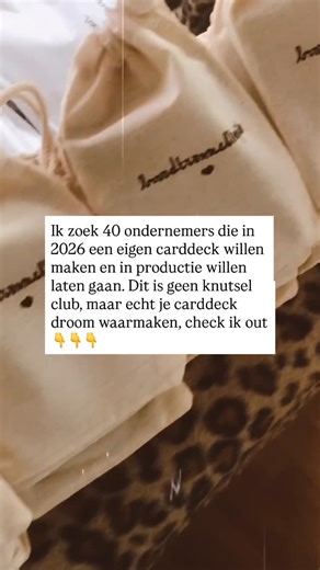 ✅ COMMENT DECK als jij dit bent. Je wilt een carddeck maken. Maar laat ik je meteen uit de droom helpen… Het is niet “even wat kaartjes in Canva slepen.” Het is geen creatief tussendoorprojectje. Het is kiezen. Schaven. Puzzelen. Het is verdwalen in drukkerstaal, marges, bleedzones en natuurlijk: die proefdruk. Het is een professioneel product bouwen met alle shizzle die daarbij komt kijken. En ja, dat kun je ‘proberen’ allemaal zelf te doen. Maar waarom zou je? Je weet wat je wil. Je hebt missc