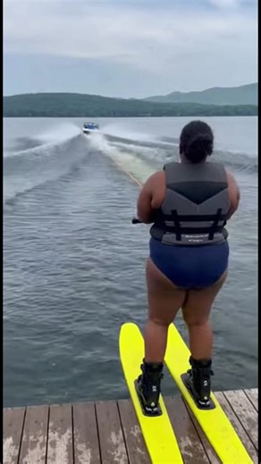 When the tow rope chooses chaos… and the boat pays for it.#funny #waterskiing #boating #fails #unexpected.