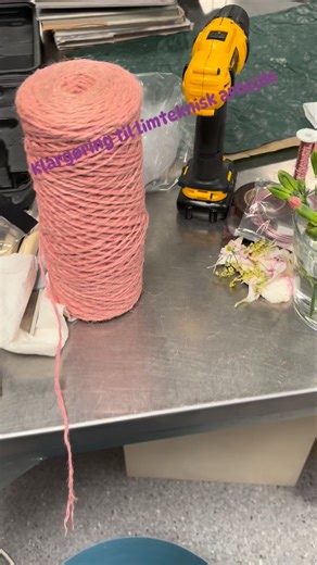 💍 Her er der gjort klar til en brudebuket – med fokus på limteknik! Hvordan arbejder du med lim i dine binderier? Har du tips eller favoritmetoder? 👉 Del dine erfaringer i kommentarfeltet – vi vil gerne høre fra dig! 🎥 Se reelen og få et kig bag kulissen hos Blomsterskolen. | Blomsterskolen Vilvorde