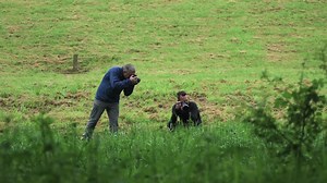 Wir freuen uns heute mit euch auf den ersten Eindruck von Ross Hoddinott zum neuen NIKKOR Z MC 105mm f/2.8 zu schauen. Wir haben den renommierten Fotografen herausgefordert, außergewöhnliche Wildlife-Nahaufnahmen in den frühen Morgenstunden zu machen - zusammen mit Neil Freeman von der Nikon School. "Mein erster Eindruck war wirklich positiv. Es liegt gut in der Hand, ist etwas kleiner als das 105 mm mit F-Bajonett und wiegt auch etwas weniger. Aber es fühlt sich immer noch wie ein solides Stück