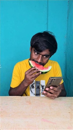 Bee Surprise in Watermelon – You Won’t Stop Laughing! 🍉🐝🤣