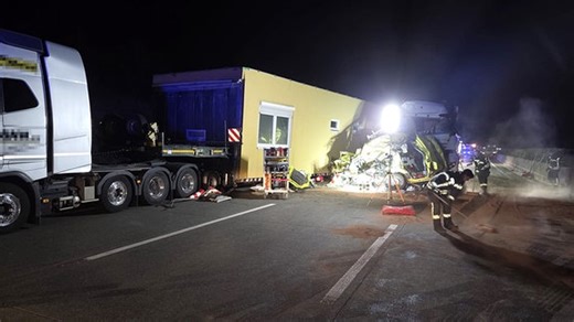 Video: Frau stirbt bei Unfall auf A9 bei Dittersdorf
