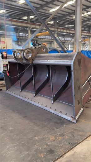 Zian Li on Instagram: "Customized super-wide slurry bucket for the PC500 #bucket #excavator"