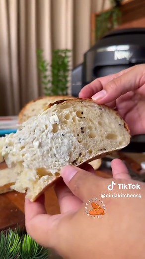Craving the perfect homemade sourdough? 🍞✨ Watch how the Ninja 11-in-1 SmartLid multicooker creates magic with this country bread recipe! Baker percentage: 100% bread flour 80% water 20% starter 2% salt 5% mix sesame 📸: @_nuraini_whd832 #NinjaKitchenSG #NinjaFoodi